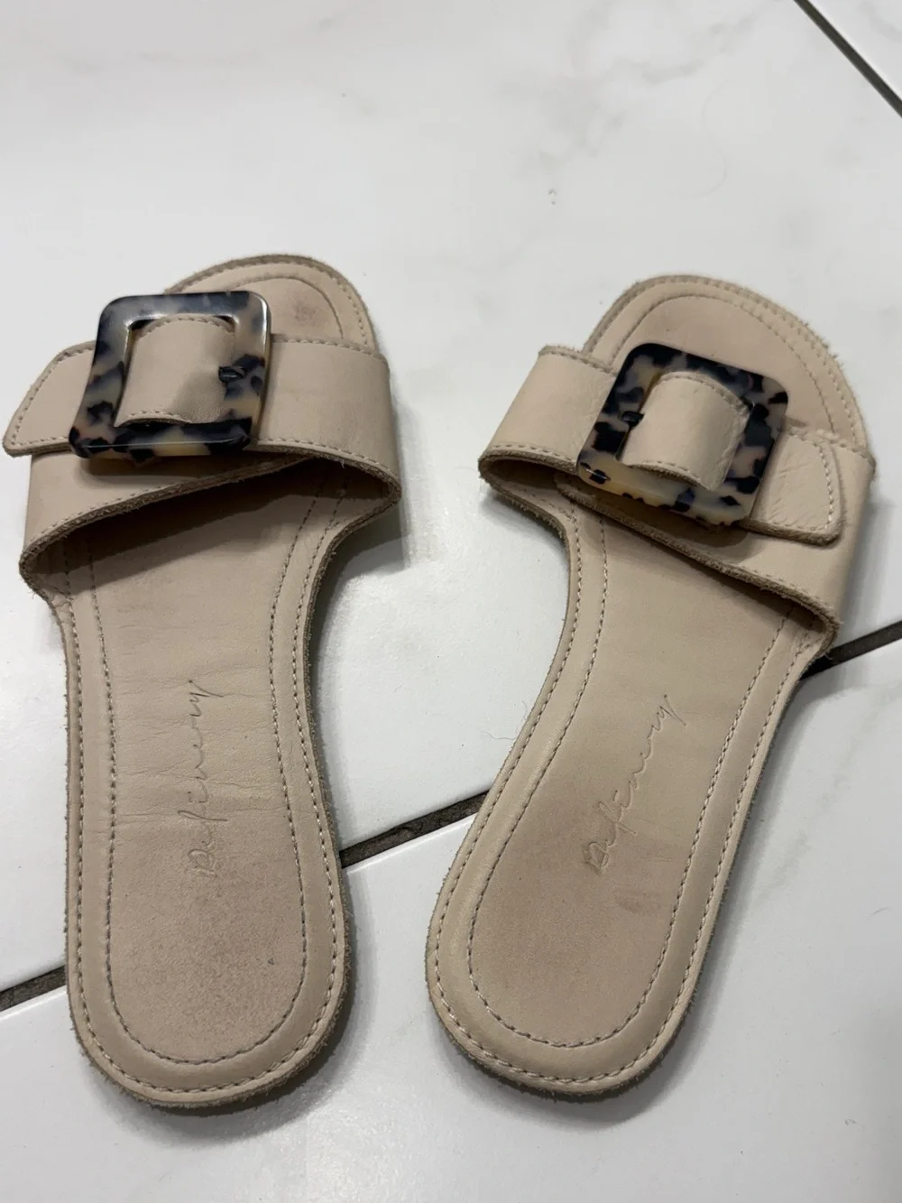Definery Beige Slide Sandals with Tortoiseshell Buckle - made in Italy 38